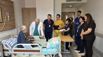 - Opr. Dr. Hilmi Uyar:
- "Tedavisine başladığımız hastamızın önce çürüyen