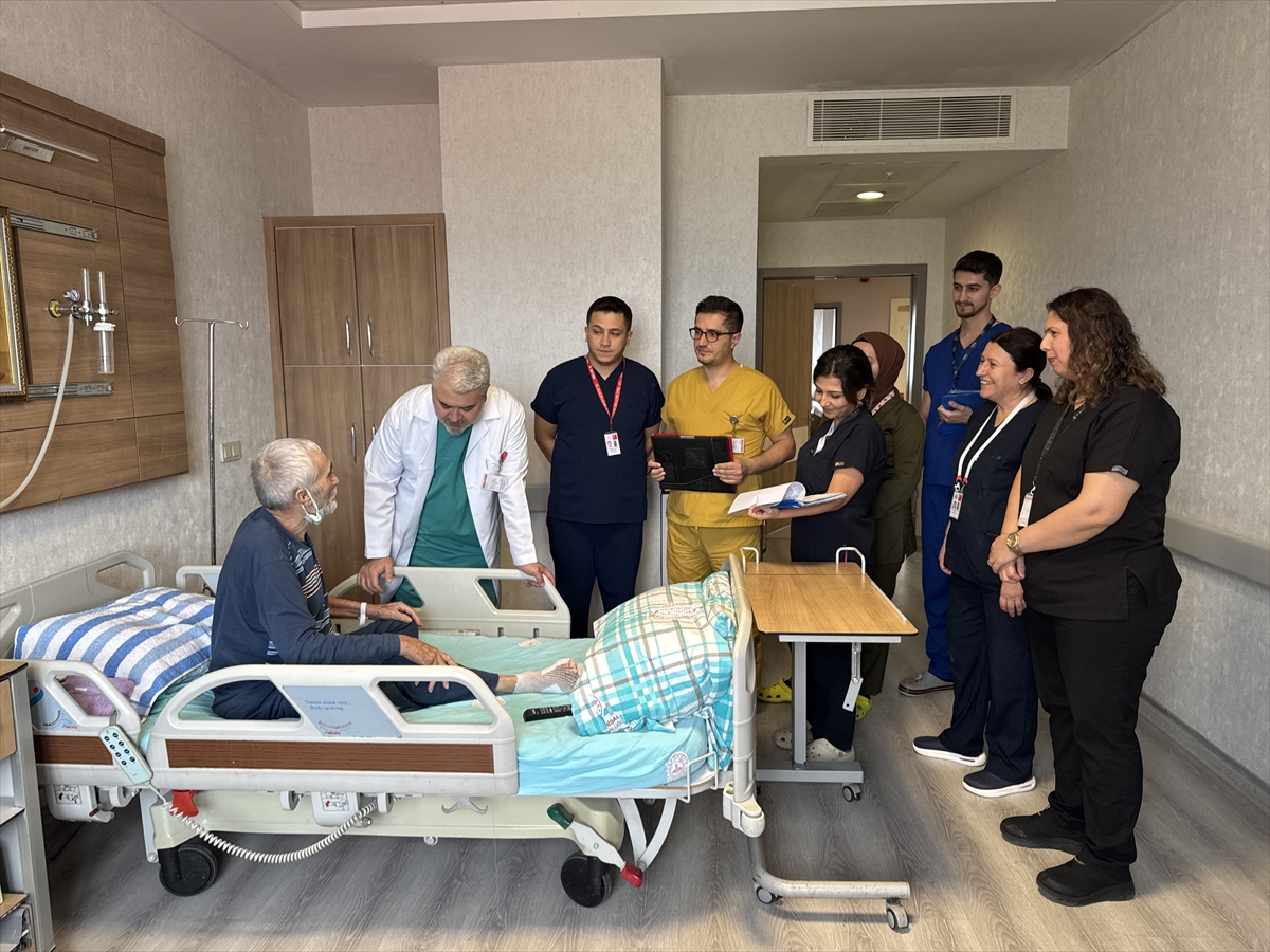 - Opr. Dr. Hilmi Uyar:
- "Tedavisine başladığımız hastamızın önce çürüyen