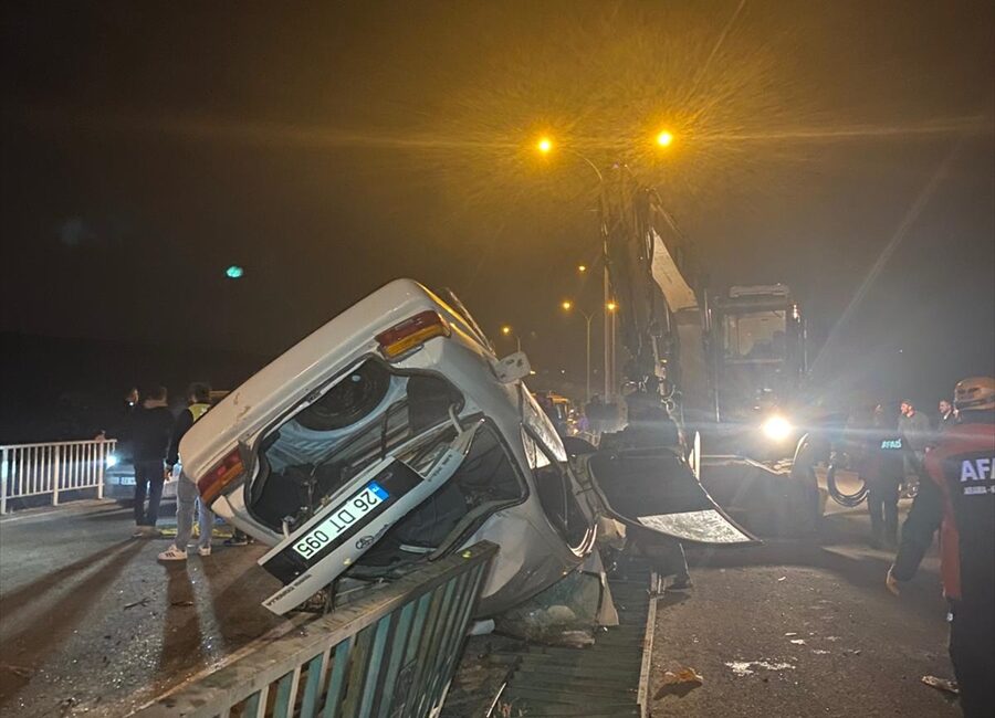 AFYONKARAHİSAR (AA) – Afyonkarahisar'ın Bayat ilçesinde köprü demirlerine çarpan otomobildeki