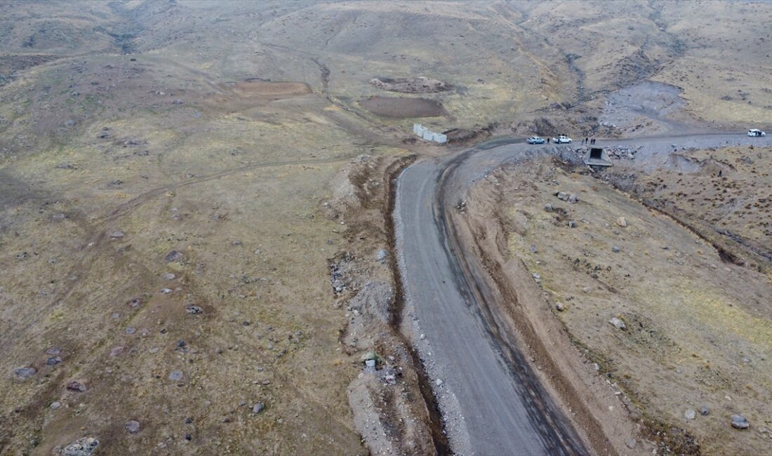 - İçişleri Bakanlığı koordinesinde, Iğdır Valiliği tarafından Ağrı Dağı'nda yapımı