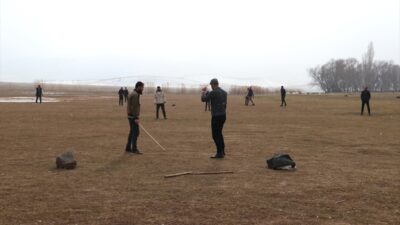 - Süphan Dağı'nın eteklerinde bulunan Gençali köyündeki gençler, zorlu kış