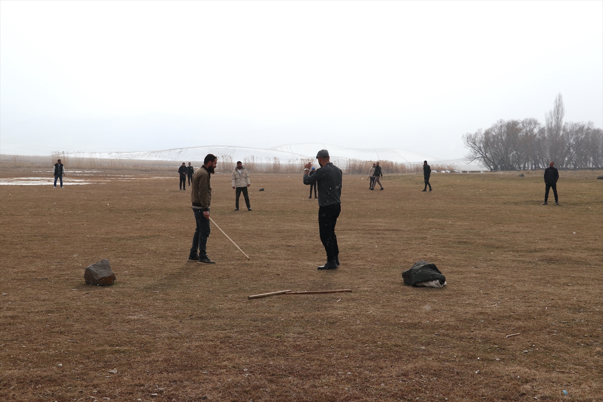 - Süphan Dağı'nın eteklerinde bulunan Gençali köyündeki gençler, zorlu kış