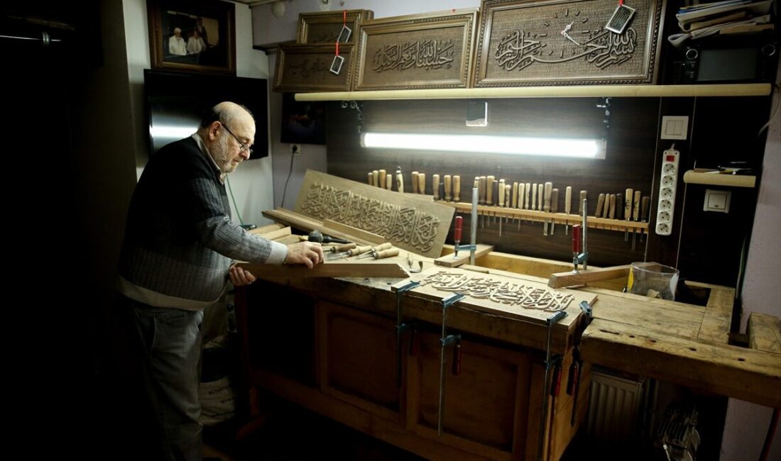 - Kastamonu'da ahşap oyma tablolar yapan 67 yaşındaki Mustafa Özeflanili: