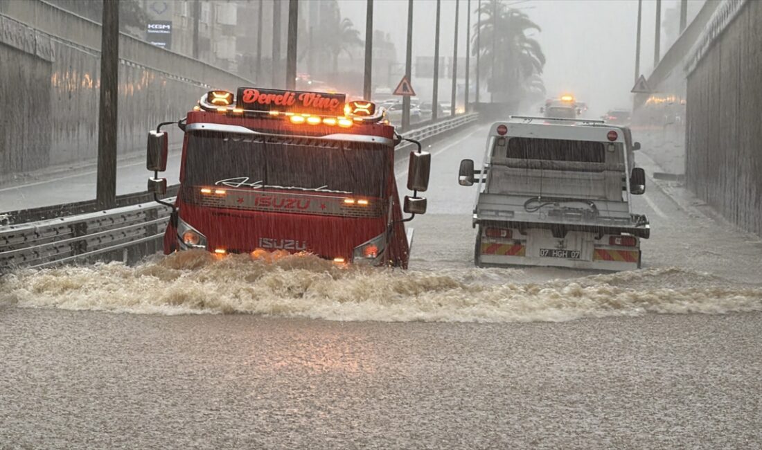 ANTALYA (AA) – Antalya'nın Alanya ilçesinde etkili olan sağanak nedeniyle