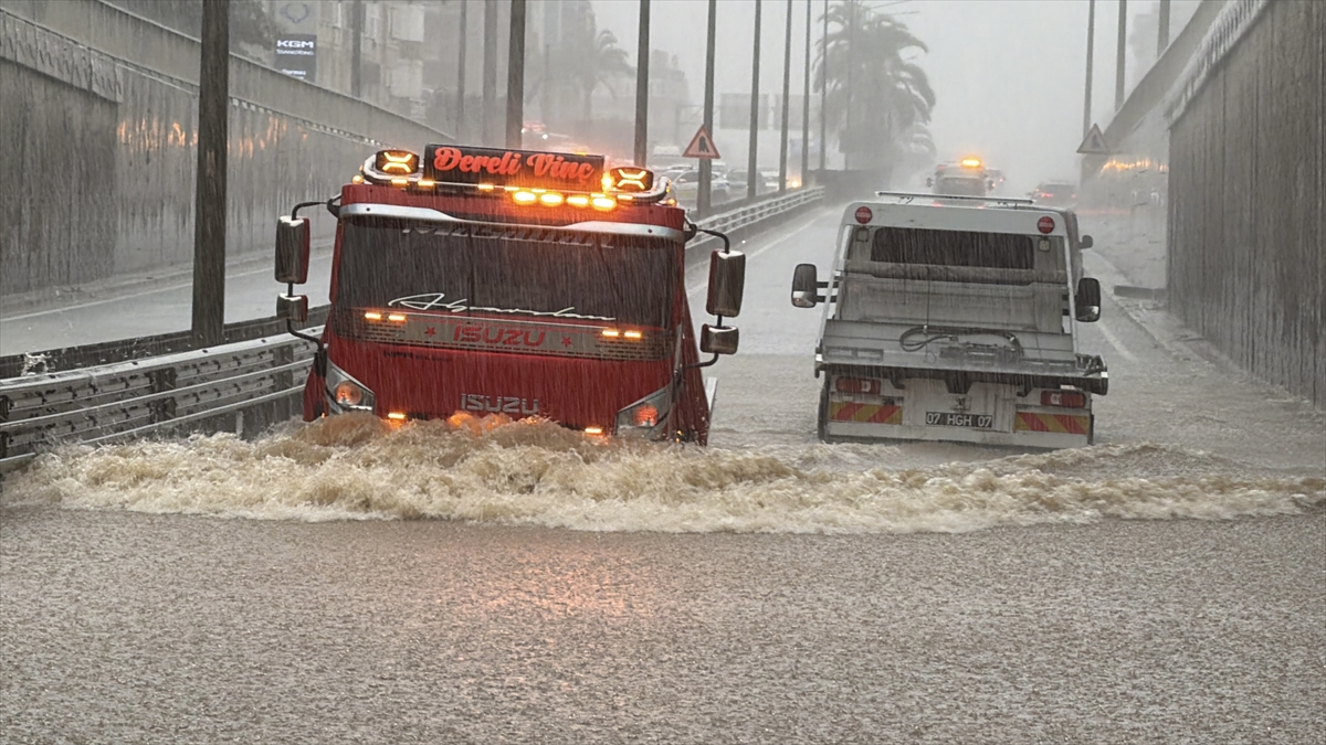 ANTALYA (AA) – Antalya'nın Alanya ilçesinde etkili olan sağanak nedeniyle
