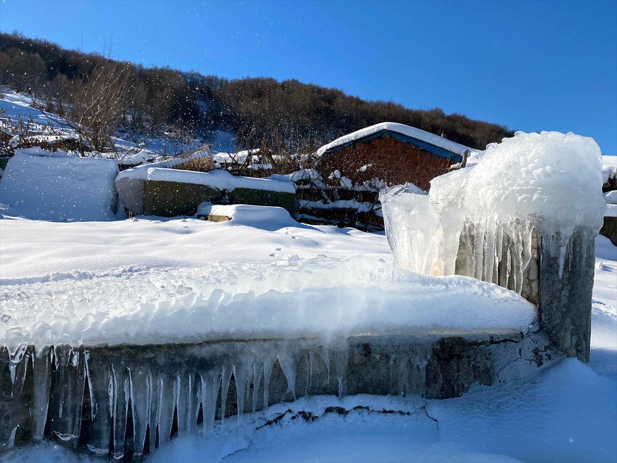 AMASYA (AA) – Amasya'nın yüksek kesimlerinde kar yağışı etkisini gösteriyor.