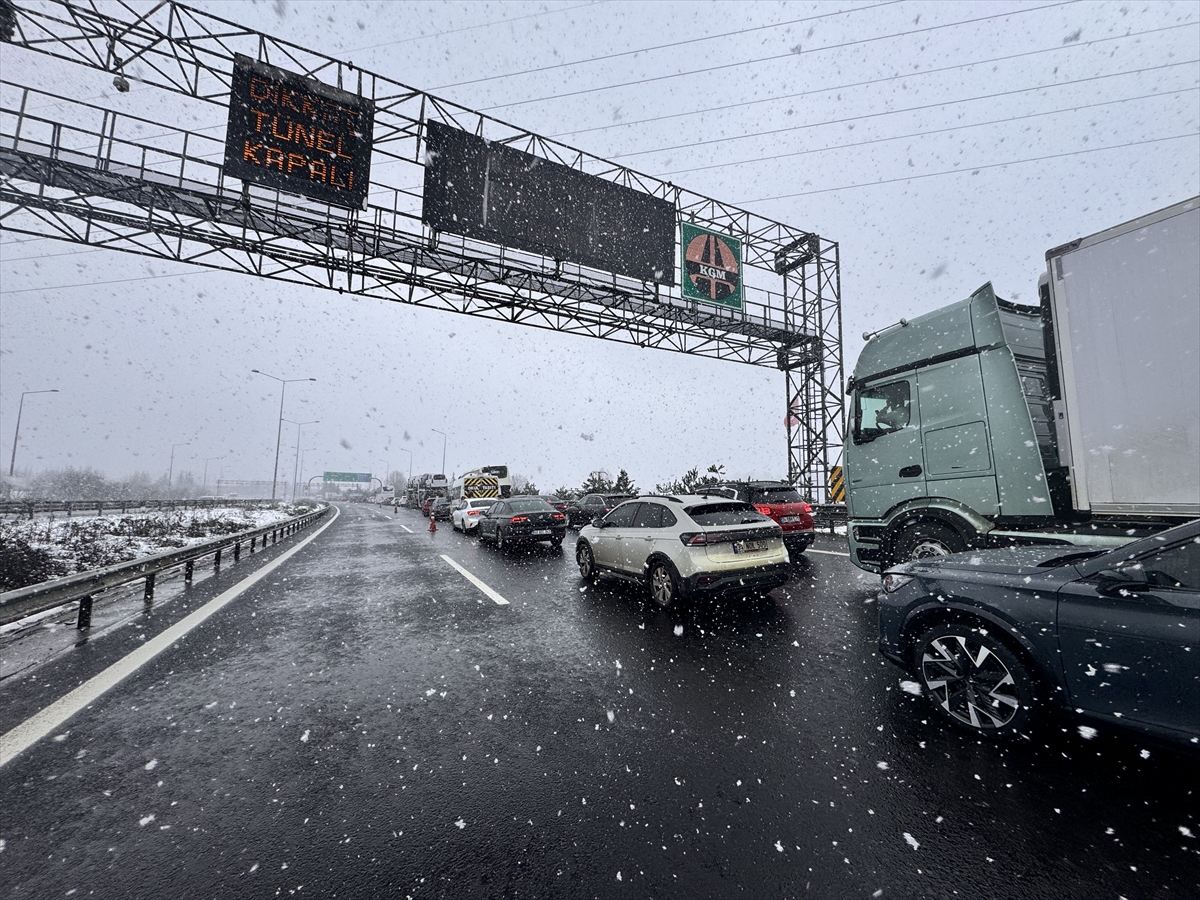 - Kaynaşlı Gişeleri'nden kapatılan yolun Bolu Tüneli mevkisindeki tırı kaldırma