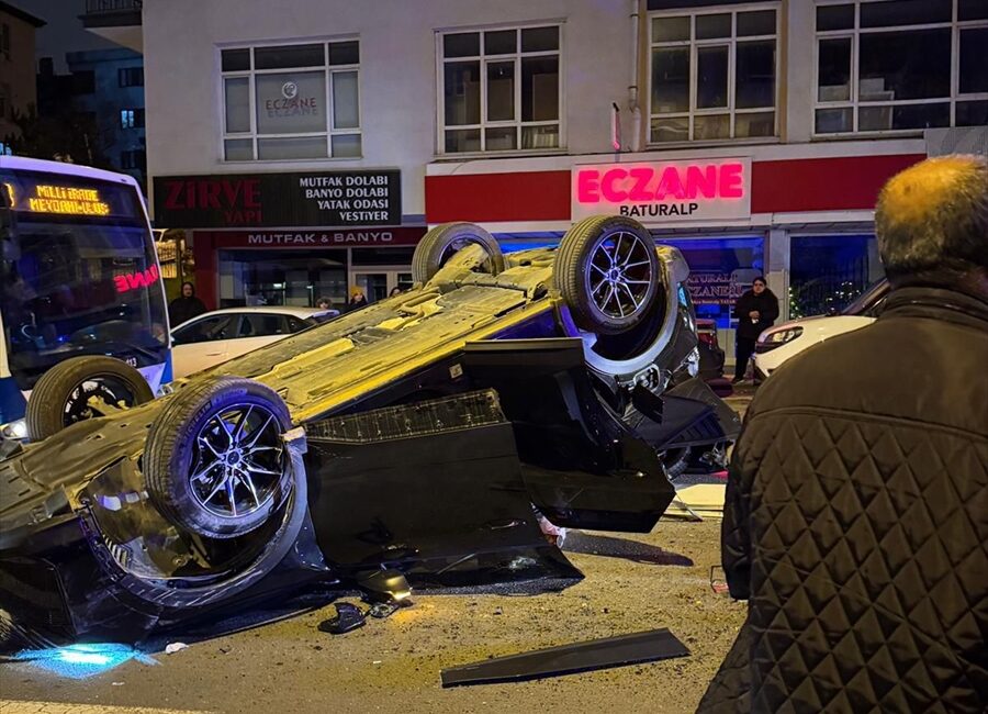 ANKARA (AA) – Ankara'nın Çankaya ilçesinde 3 aracın karıştığı trafik