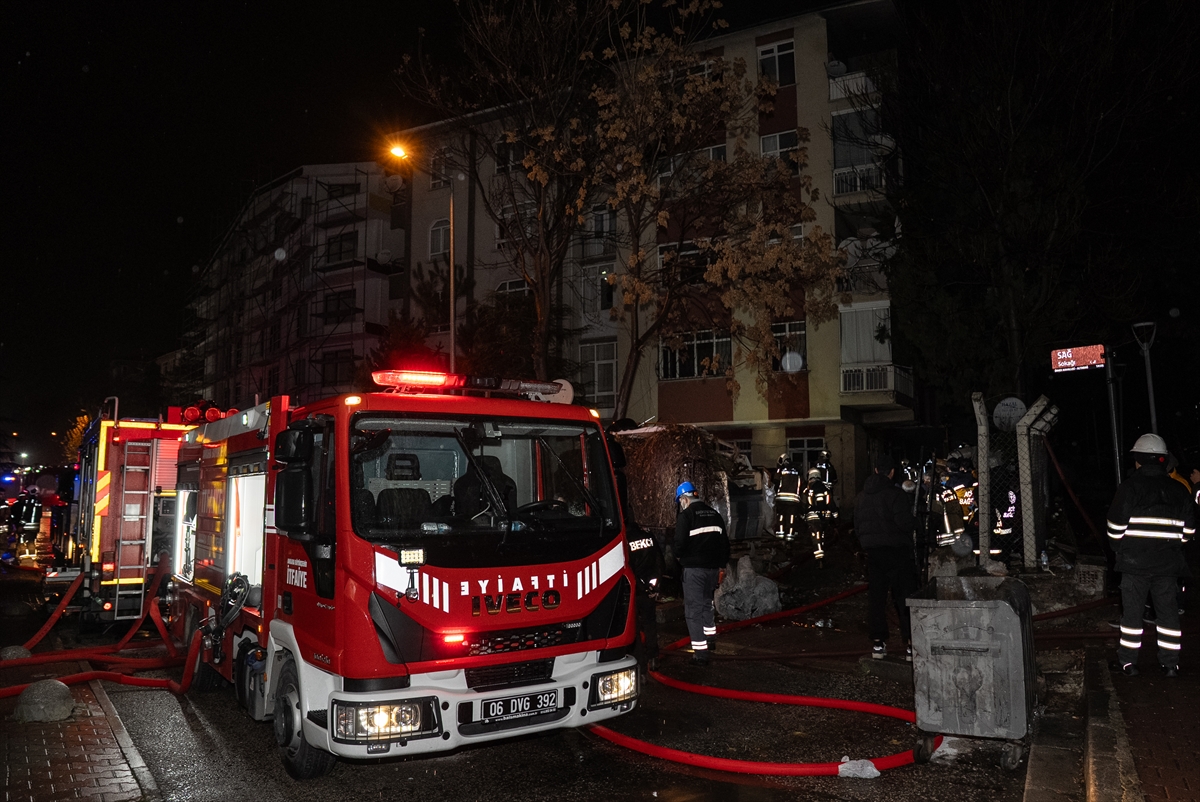 ANKARA (AA) – Başkentte hurdalık alanda çıkan ve apartmana sıçrayan