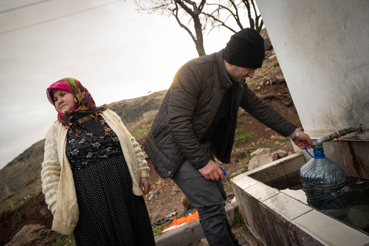 ANKARA (AA) – Ankara'nın Sincan ilçesinde su kesintisi nedeniyle vatandaşlar