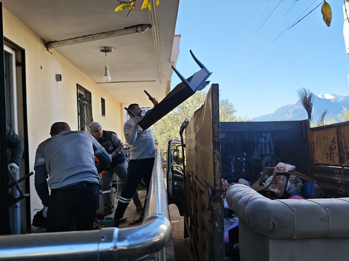ANTALYA (AA) – Antalya'nın Kepez ilçesinde belediye ekiplerince temizlenen evden,