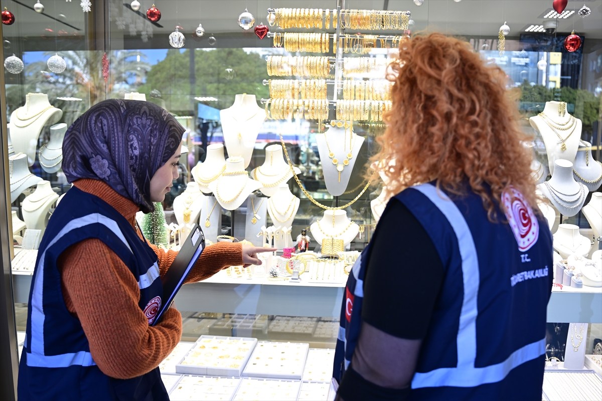 ANTALYA (AA) – Ticaret Bakanlığı ekiplerince, Antalya'nın Konyaaltı ilçesindeki kuyumcularda