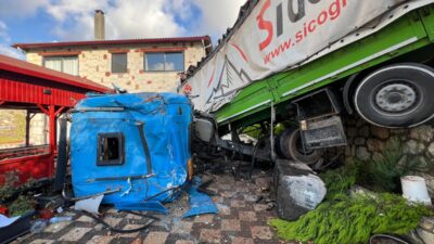 ANTALYA (AA) – Antalya'nın Demre ilçesinde şarampole devrilen tır bir