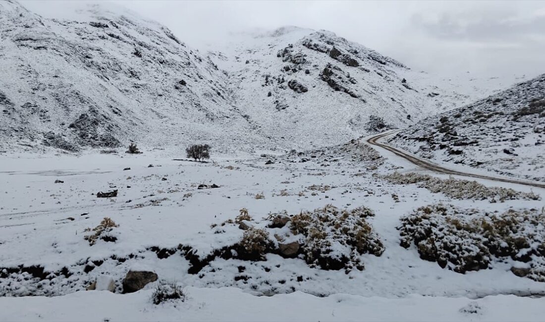 ANTALYA (AA) – Antalya'nın yüksek kesimleri karla kaplandı. Kentte aralıklarla