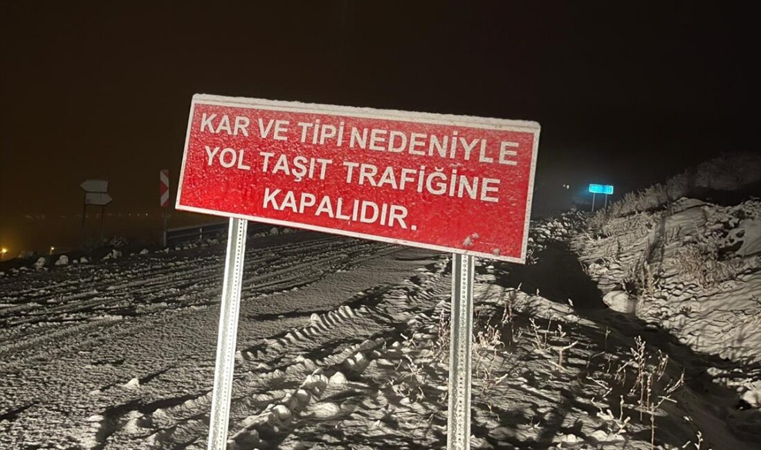 ARDAHAN (AA) – Ardahan-Ardanuç kara yolu kar yağışının etkili olmasıyla