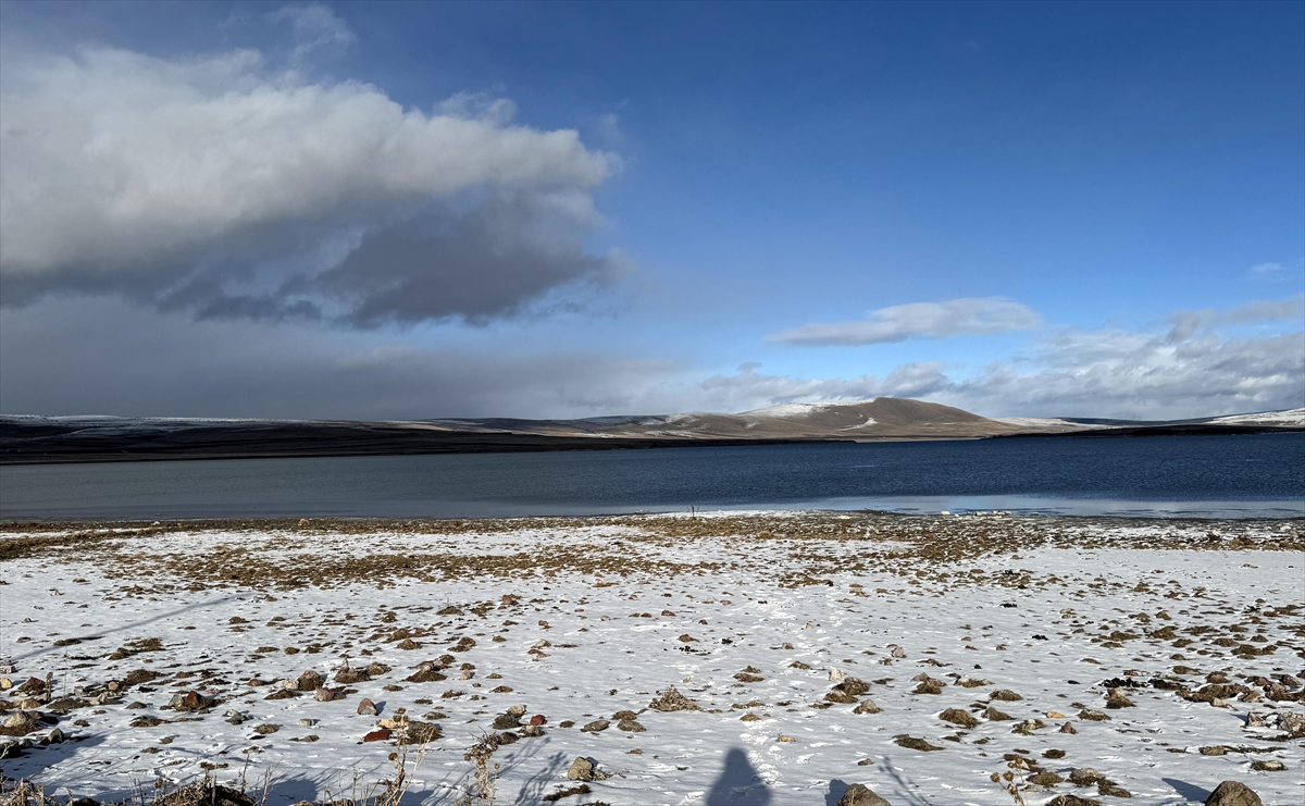 ARDAHAN (AA) – Ardahan'da kar yağışının etkisiyle Aktaş Gölü'nün çevresi