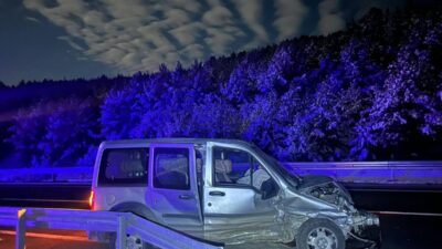 ARDAHAN (AA) – Ardahan'da hafif ticari aracın buzlu yolda bariyerlere