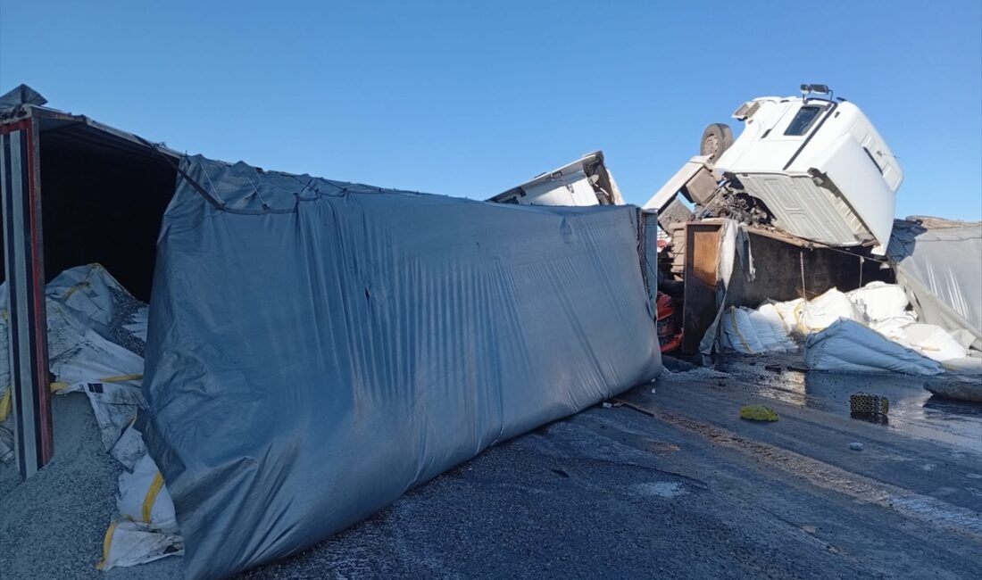 - Kaza nedeniyle Türkgözü Gümrük Kapısı'na giden yol ulaşıma kapatıldı