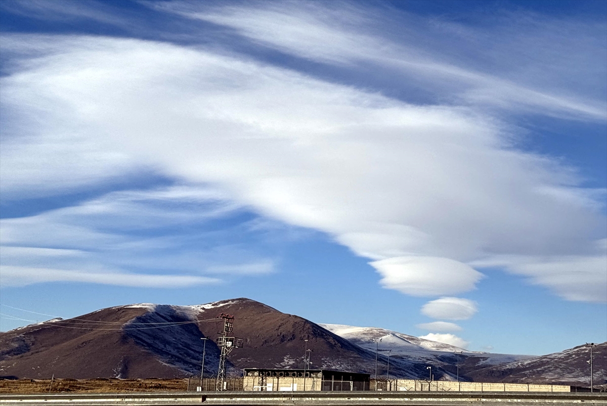 ARDAHAN (AA) – Ardahan semalarında çok sayıda mercek bulutu oluştu.