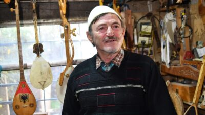 - Lahuta üretici Gjelosh Alia:
- "Bu işe tutkuyla başladım. Önce