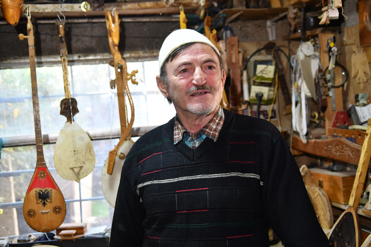 - Lahuta üretici Gjelosh Alia:
- "Bu işe tutkuyla başladım. Önce