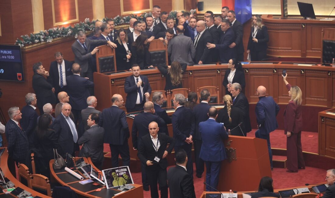 TİRAN (AA) – Arnavutluk Meclisi'nde, Başbakan Yardımcısı ve Altyapı ile