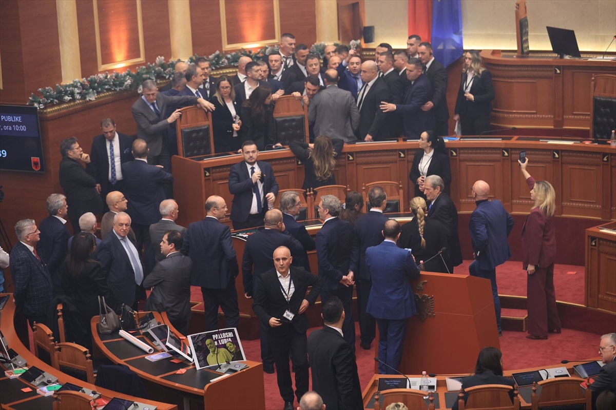 TİRAN (AA) – Arnavutluk Meclisi'nde, Başbakan Yardımcısı ve Altyapı ile