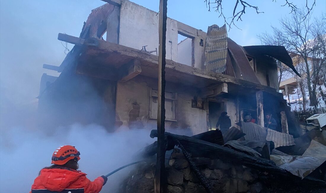 ARTVİN (AA) – Artvin'in Şavşat ilçesinde çıkan yangında iki katlı