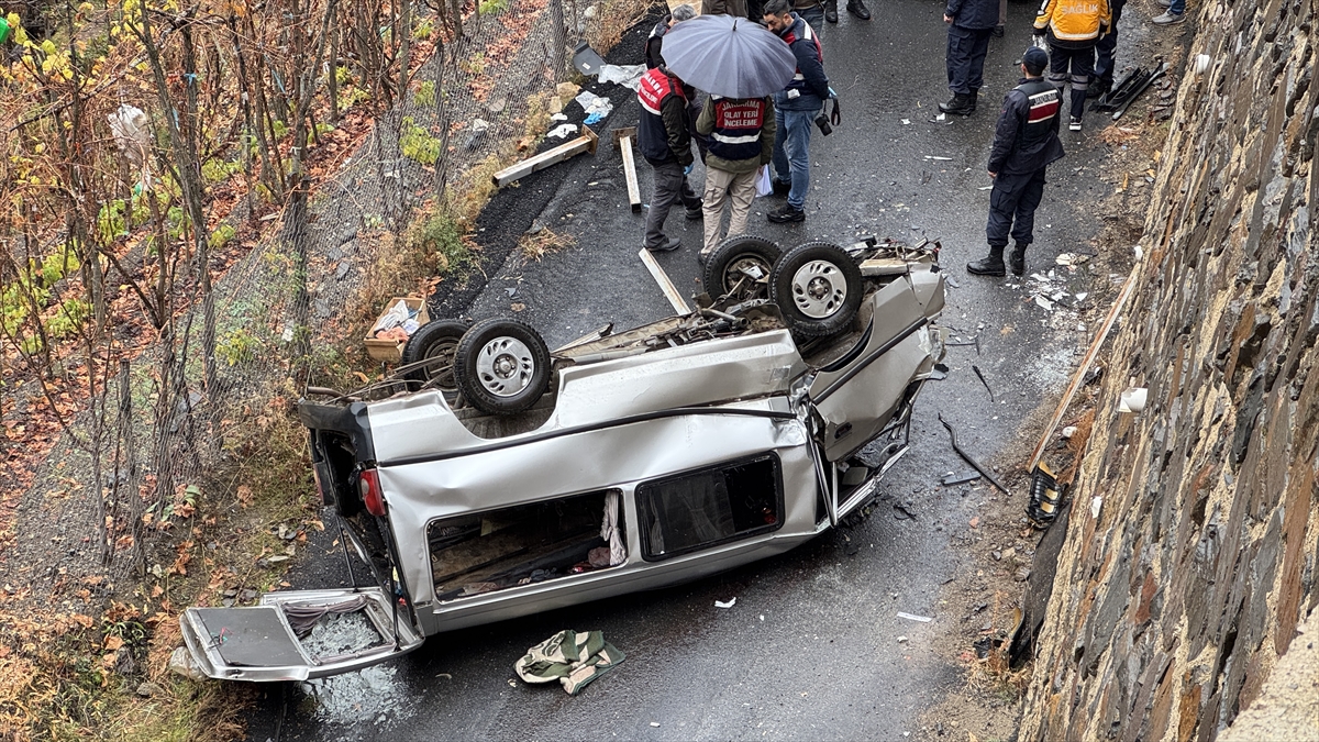 ARTVİN (AA) – Artvin'de kamyonetin alt yola devrildiği kazada 2'si