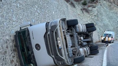 ARTVİN (AA) – Artvin'de kömür yüklü tırın devrilmesi sonucu sürücü