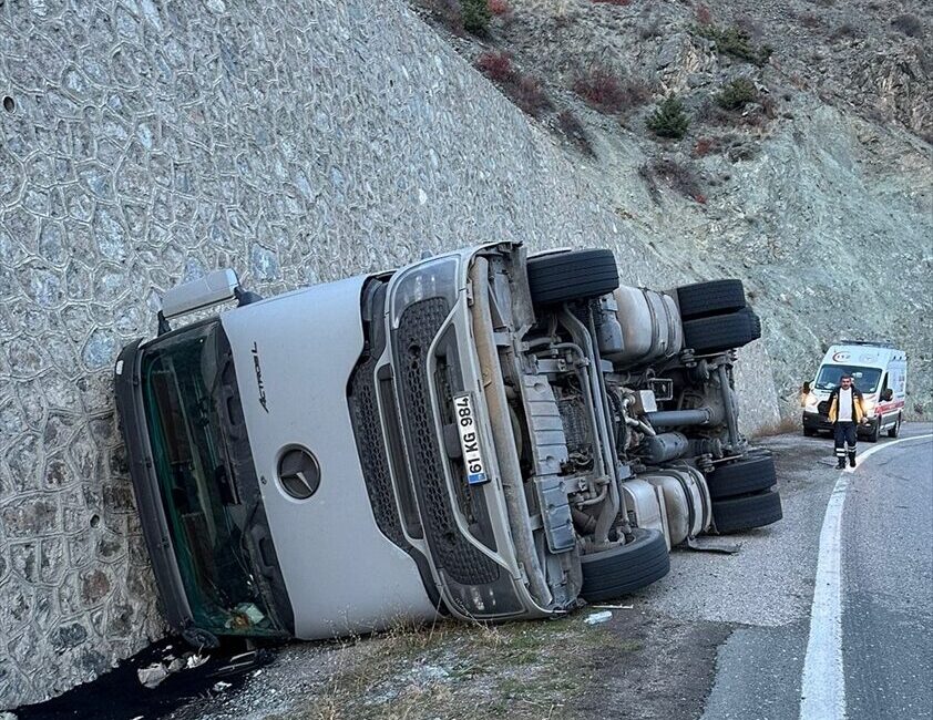 ARTVİN (AA) – Artvin'de kömür yüklü tırın devrilmesi sonucu sürücü