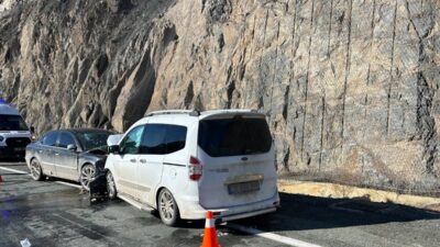 ARTVİN (AA) – Artvin'in Yusufeli ilçesinde otomobil ile kamyonetin çarpıştığı