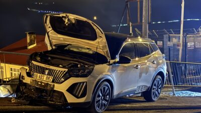 ARTVİN (AA) – Artvin'de, otomobilin park halindeki minibüse çarptığı kazada