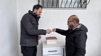 - Mevlana'nın aşçısı olarak bilinen Ateşbaz-ı Veli'nin türbesinde geleneği sürdürenlerden