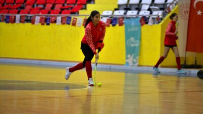 - Osmaniye'de kampa giren A Milli Kadın Salon Hokey Takımı,