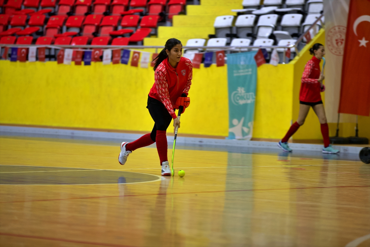 - Osmaniye'de kampa giren A Milli Kadın Salon Hokey Takımı,