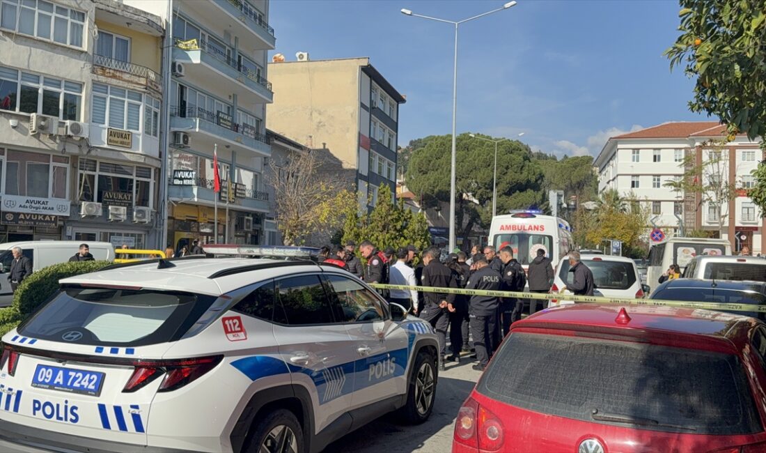 - Çevredeki bir kişinin olaya müdahale ederek şüpheliyi ittiği anlar