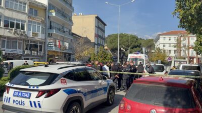 - Çevredeki bir kişinin olaya müdahale ederek şüpheliyi ittiği anlar