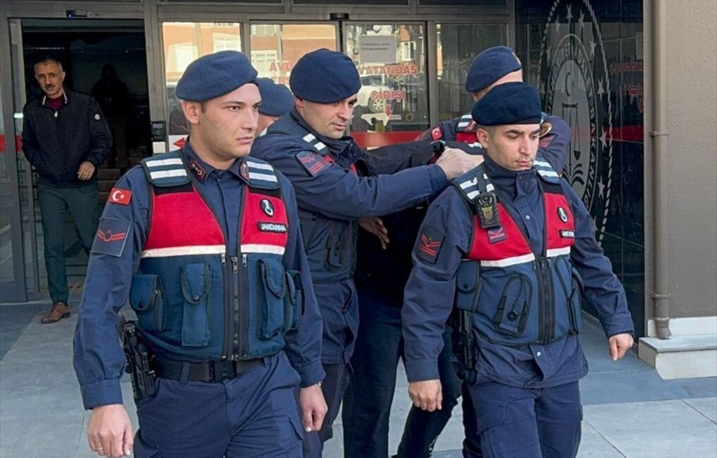 AYDIN (AA) – Aydın'da eski eşiyle evli polise otomobille çarpıp