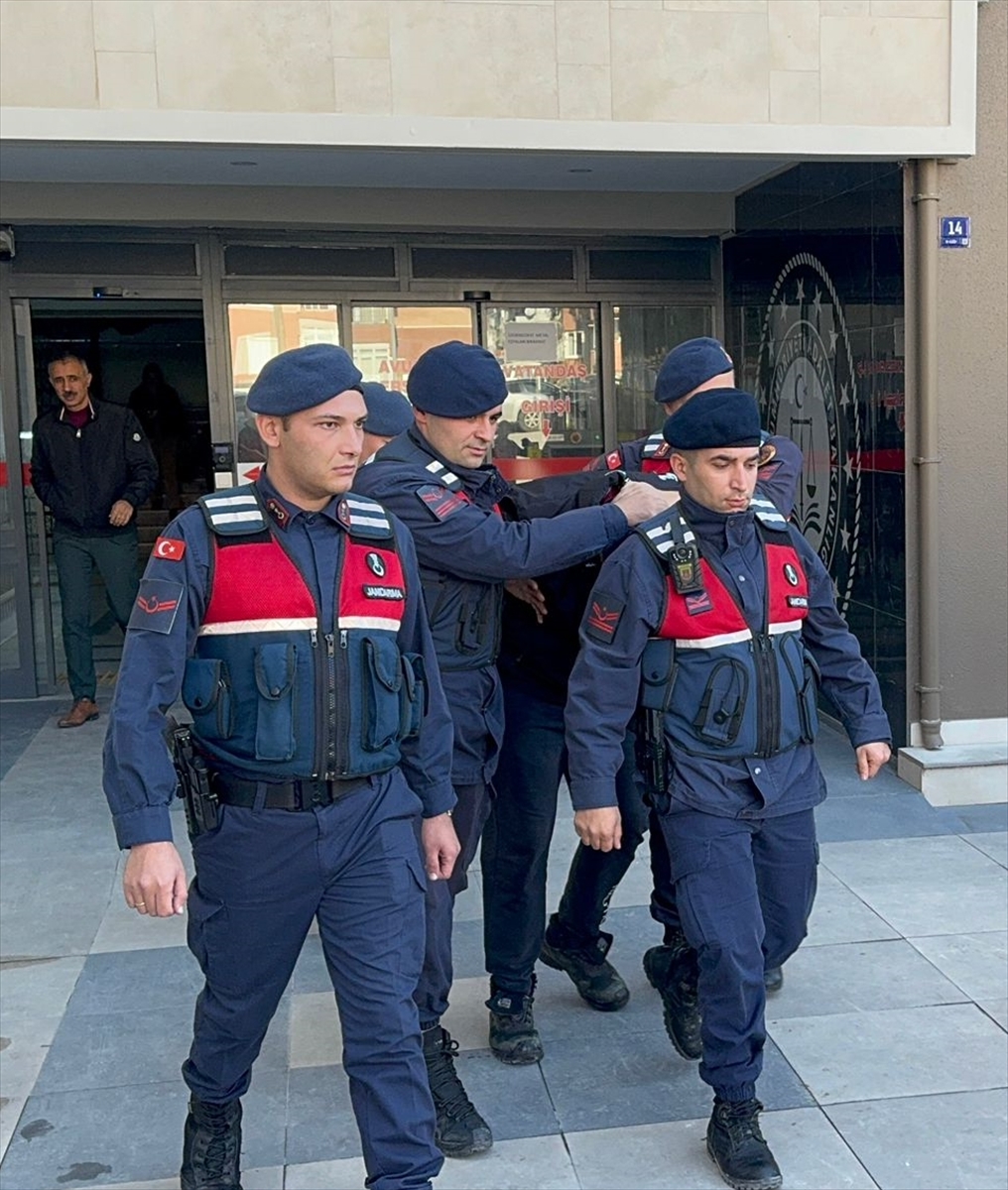 AYDIN (AA) – Aydın'da eski eşiyle evli polise otomobille çarpıp