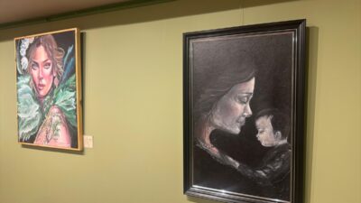 - Sanat eğitmeni Ayşenur Şaylan:
- "Kişinin, kendi hikayesinden parçalarla hem