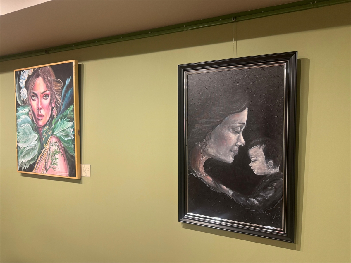 - Sanat eğitmeni Ayşenur Şaylan:
- "Kişinin, kendi hikayesinden parçalarla hem