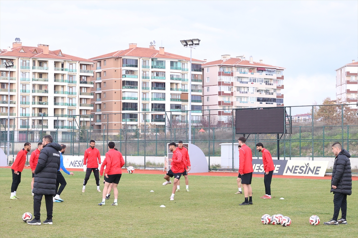 - Edirnespor Teknik Sorumlusu Ümit Tütünci:
"Büyük sıkıntıdayız, A takımın tamamı