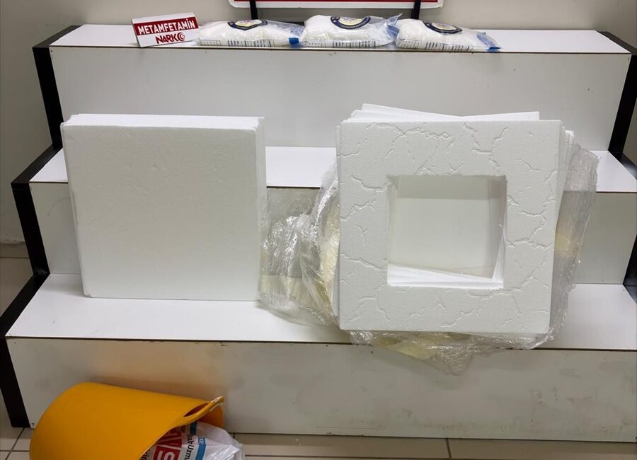 BALIKESİR (AA) – Balıkesir'in Edremit ilçesinde kendisine inşaat işçisi görünümü