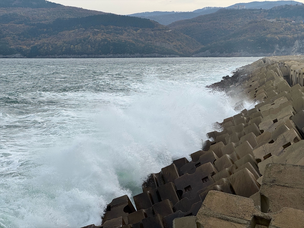 BARTIN (AA) – Bartın'ın Amasra ilçesinde şiddetli rüzgar hayatı olumsuz