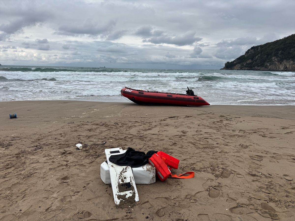 BARTIN (AA) – Bartın'da şişme botun alabora olması sonucu denize