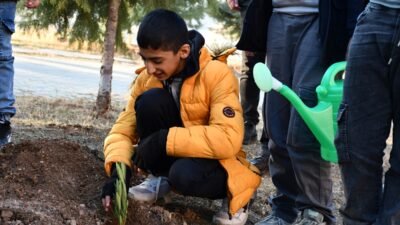 - Etkinlikte, üniversitede fidan diken özel bireyler, Güzel Sanatlar Fakültesi
