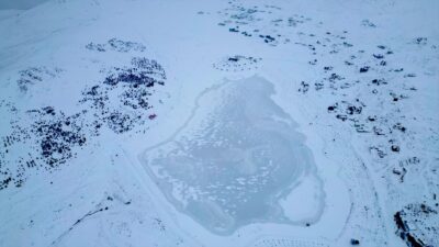 BAYBURT (AA) – Bayburt'un Aydıntepe Yaylası'ndaki göletin yüzeyi, hava sıcaklığının