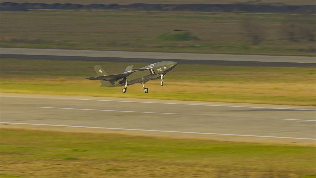 - Bayraktar KIZILELMA'nın PT3 ve PT5 numaralı prototipleri, akıllı filo