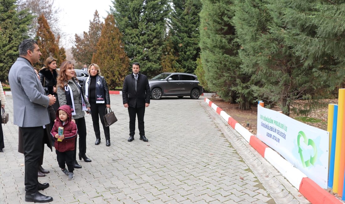 ELAZIĞ (AA) – Beşiktaş Kulübünce hayata geçirilen "İyiliğe Kanat Aç